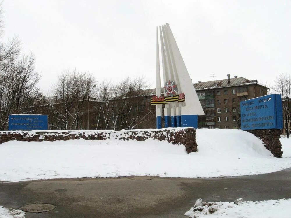 Обелиск воинской славы череповец. Мемориал славы череповец. Штыки череповец. Военные памятники в череповце штыки. Обелиск воинской славы череповец.