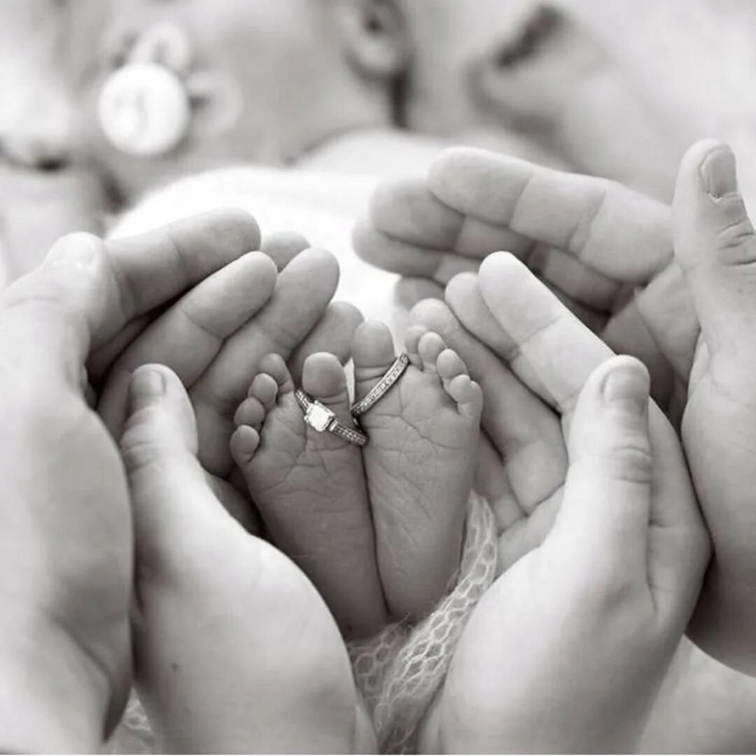 Фотосессия новорожденного с родителями. Семья руки. Мама папа и ребенок. Фотосессия новорожденныхс родителям. Новорожденный без мамы