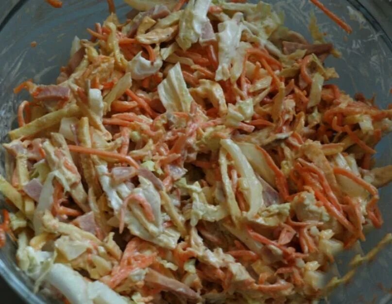 Салат с курицей и свежей морковью. Салат из пекинской капусты с корейской морковью. Салат с копчёной курицей и корейской морковью и грибами.