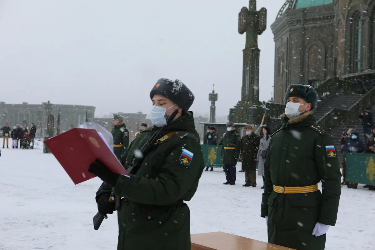 Приняли военно. Присяга в храме Вооруженных сил. Присяга храм Вооруженных. Военная присяга в армии космические войска. Присяга парк Патриот 2021.