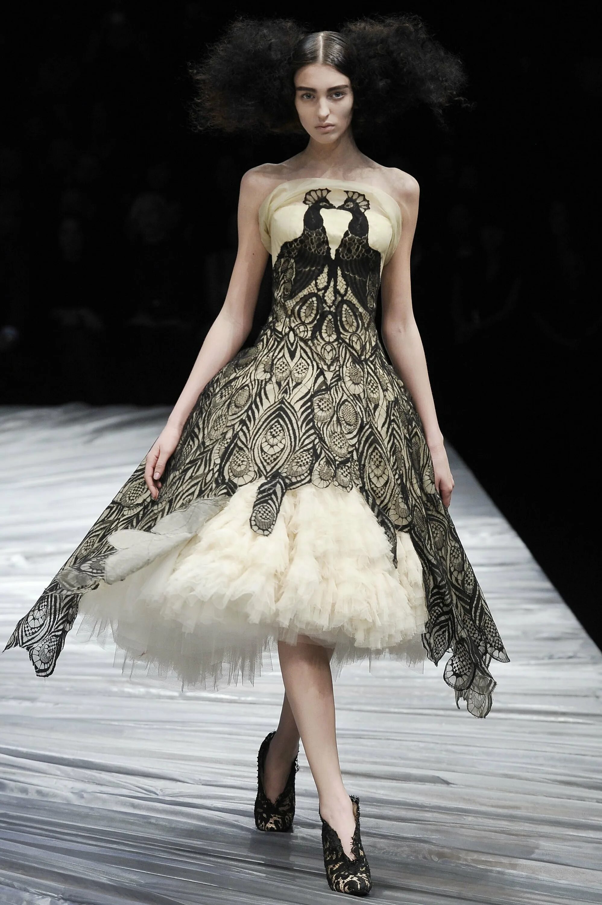 Платье mcqueen. Платье mcqueen. Alexander mcqueen свадебные платья. Alexander mcqueen платья. Платье mcqueen.