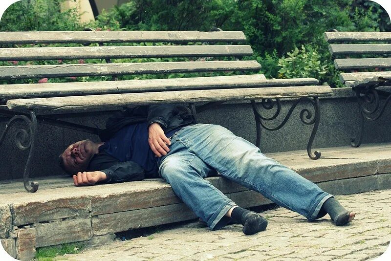 Алкаш валяется в кустах. Алкаши ночью. Андрюха алкаш. Алкаши ночью. Смешные ситуации на улице.