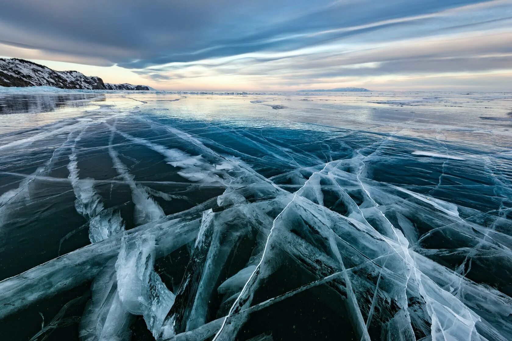 Океан покрытый льдом. Озеро Байкал лед. Озеро Байкал зимой. Горячинск Байкал зимой. Байкал зимой лед.
