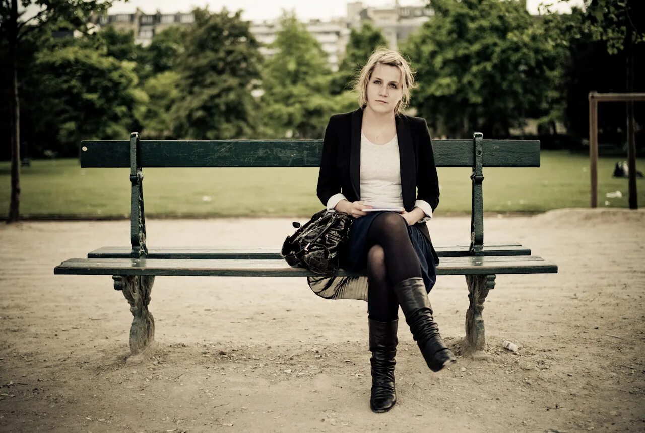 Парк женщины. Park Bench. Woman on Bench. Woman Park Bench.