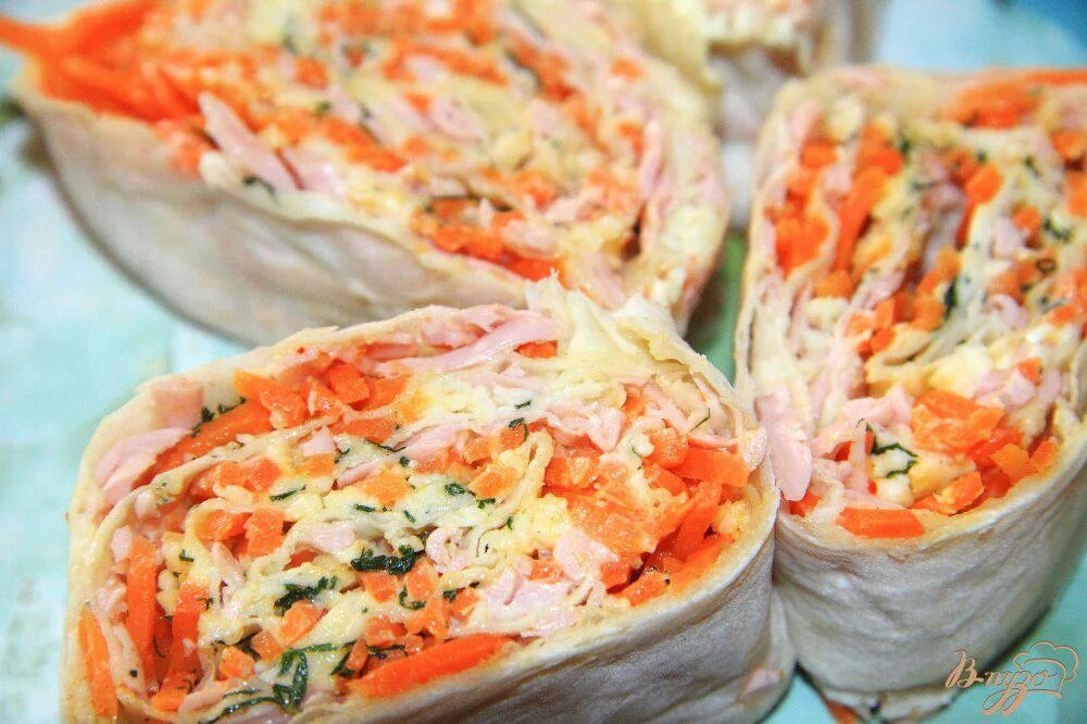 Рулеты с крабовыми палочками и корейской морковкой. Рулет из лаваша с корейской морковью и сыром. Рулет из лаваша с корейской морковью. Лаваш с капустой. Рулетики из лаваша с корейской морковкой и сыром.