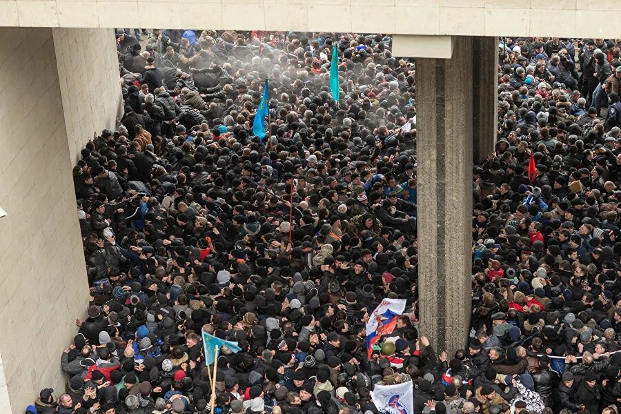 Митинги 26. Верховная рада крыма 2014 митинг. 2014 симферополь митинг. Митинг екб сегодня. Митинги 26.