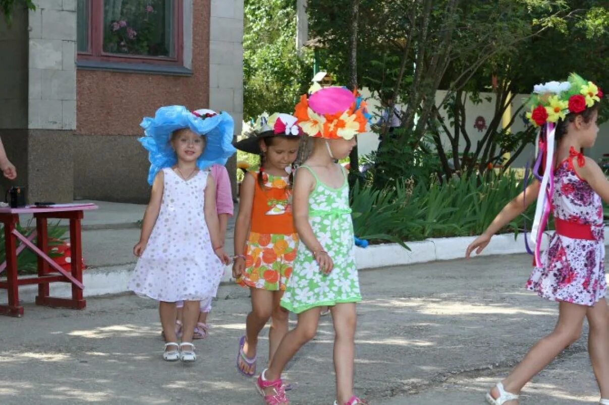 Конкурс шляп в детском саду. Парад шляп в детском саду. Конкурс шляпок в детском саду для девочек. Дефиле шляпок в детском саду.