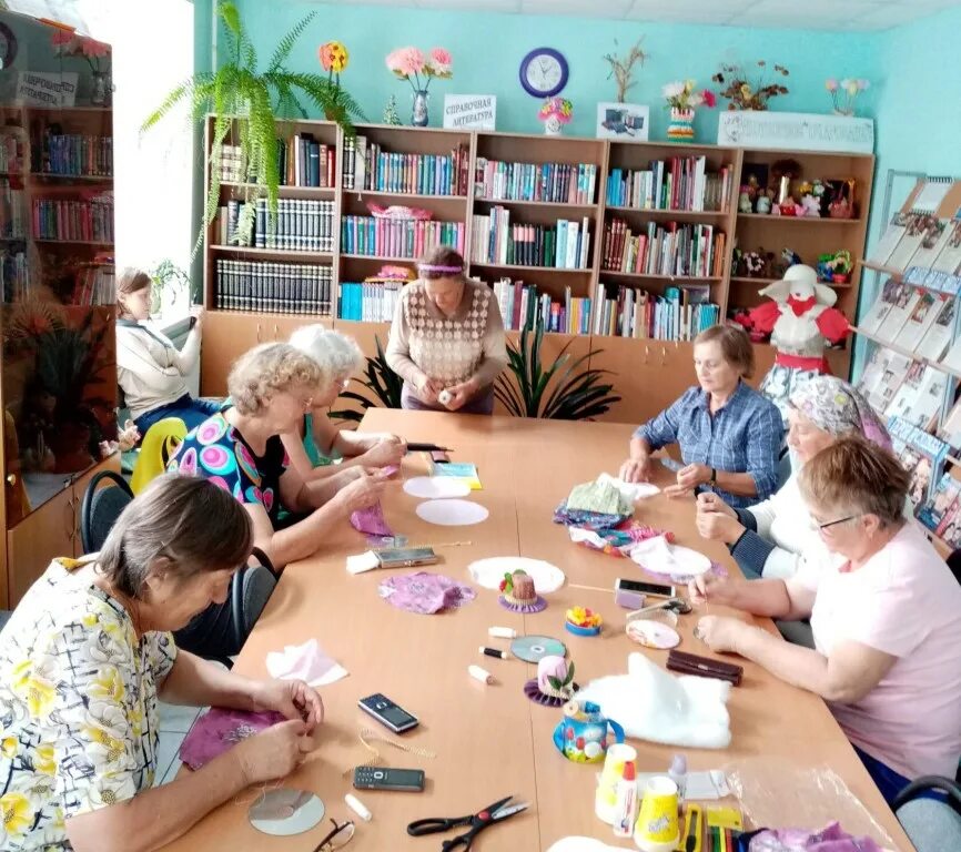 Центральная библиотека мегион. Библиотека семейного чтения бийск. Т. Краевая научная библиотека хабаровск внутри. Мероприятия в библиотеке книгочей.