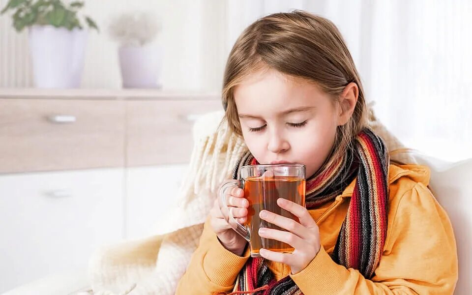 Народное средство насморка детям года. Теплое питье. Теплое питье для детей. Простуда у ребенка. Обильное теплое питье.