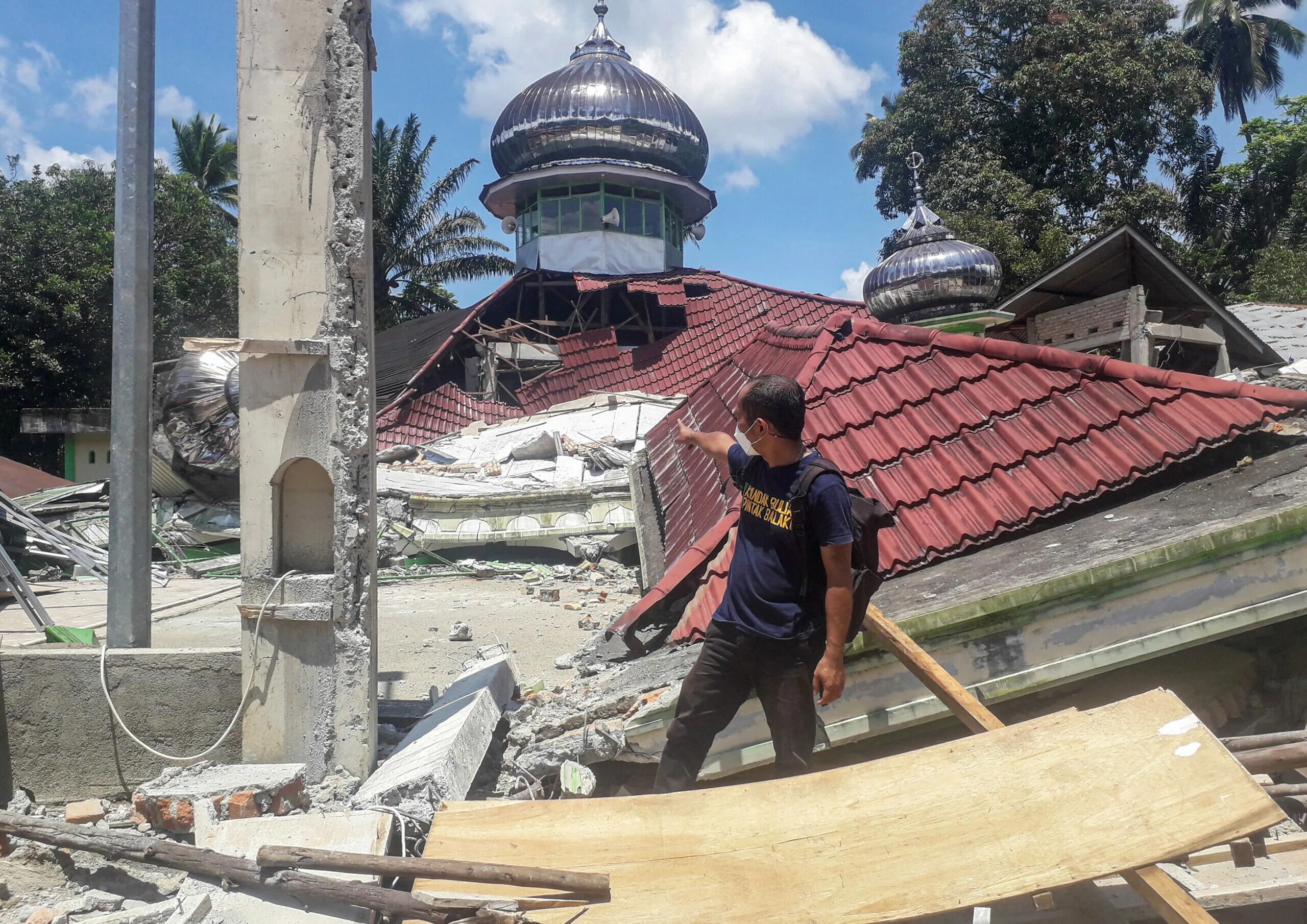 Землетрясение. Землетрясение в Индонезии. В Индонезии есть землетрясения. Домашние землетрясение. Звезда землетрясение