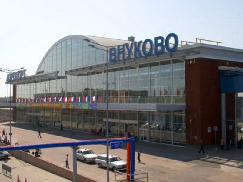 Аэропорт внуково москва до центра москвы. Аэропорт внуково ночью. Аэропорт внуково. Московский аэропорт внуково. Аэропорт внуково москва до центра москвы.