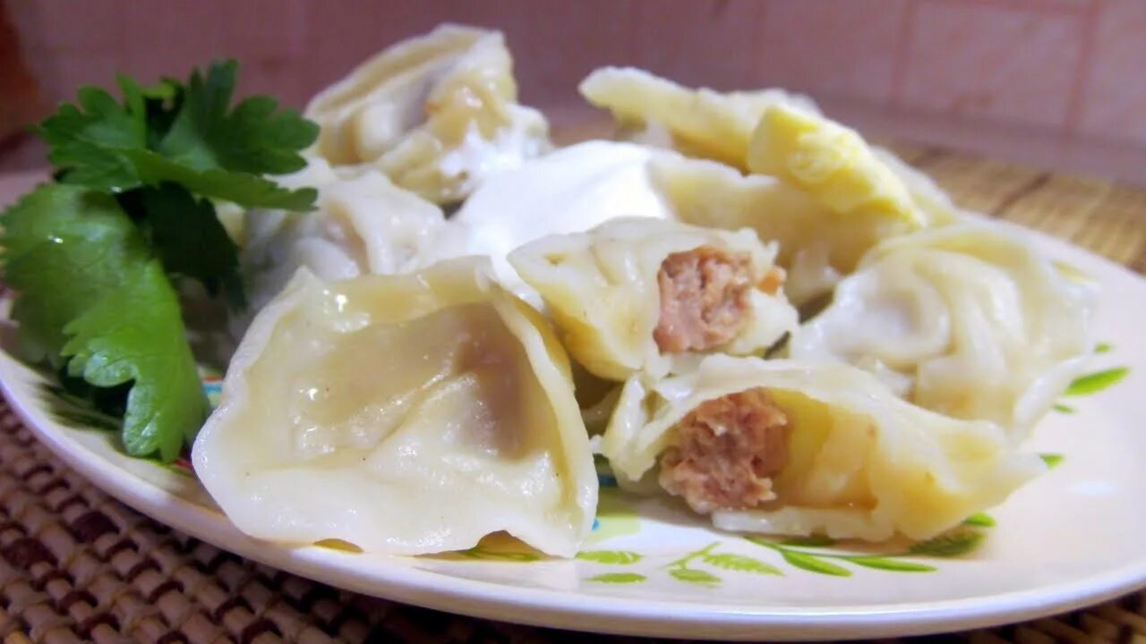 Начинка для пельменей из свинины. Свинья и пельмени. Приготовление мантов манты. Рецепт пельменей картинки. Калорийность пельменей из свинины.
