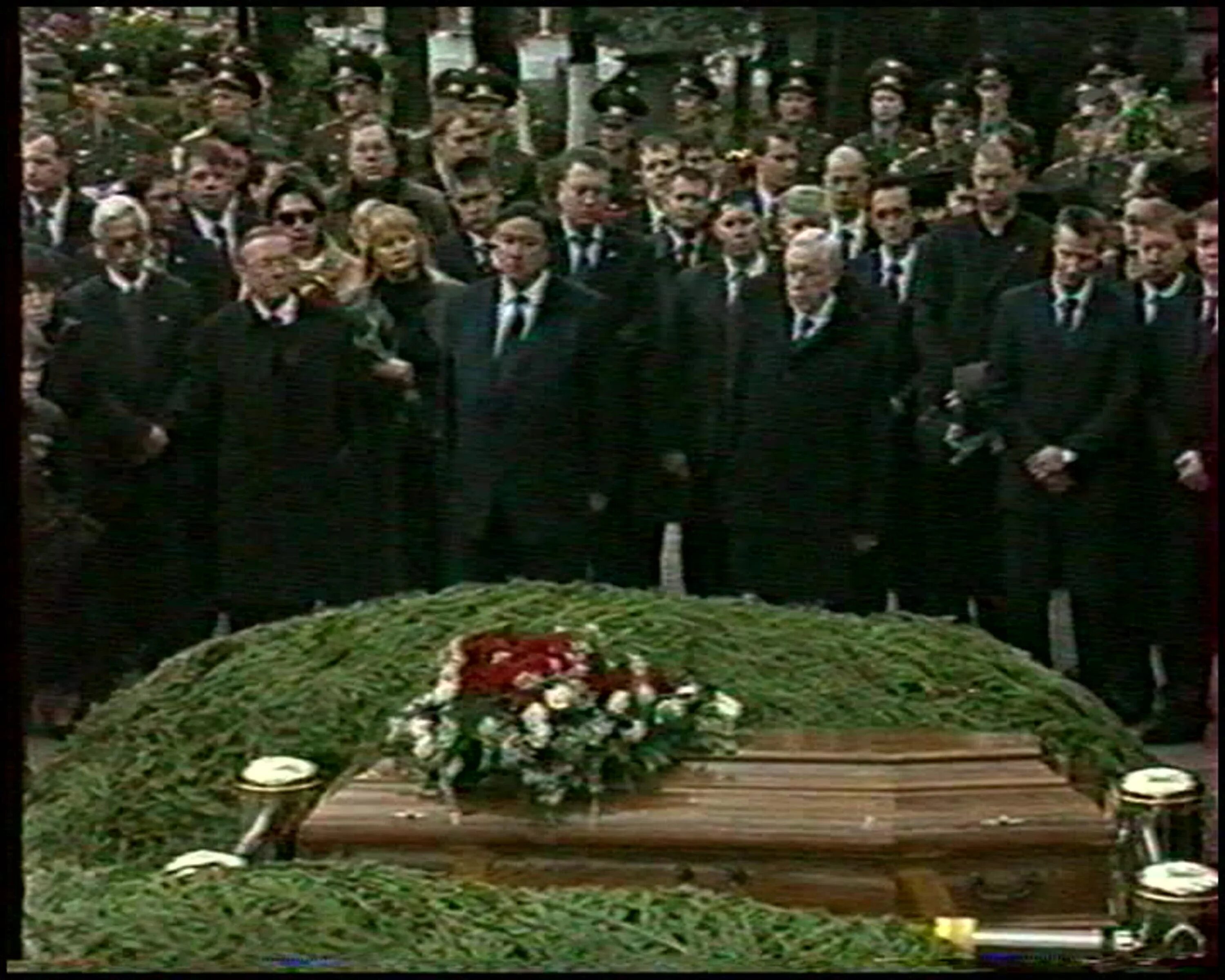 кладбище юры шатунова на троекуровском. прощание с александром пономаренко. артем сенниковский похороны. юрий шатунов похороны троекуровское кладбище. похороны погибшего в спецоперации.