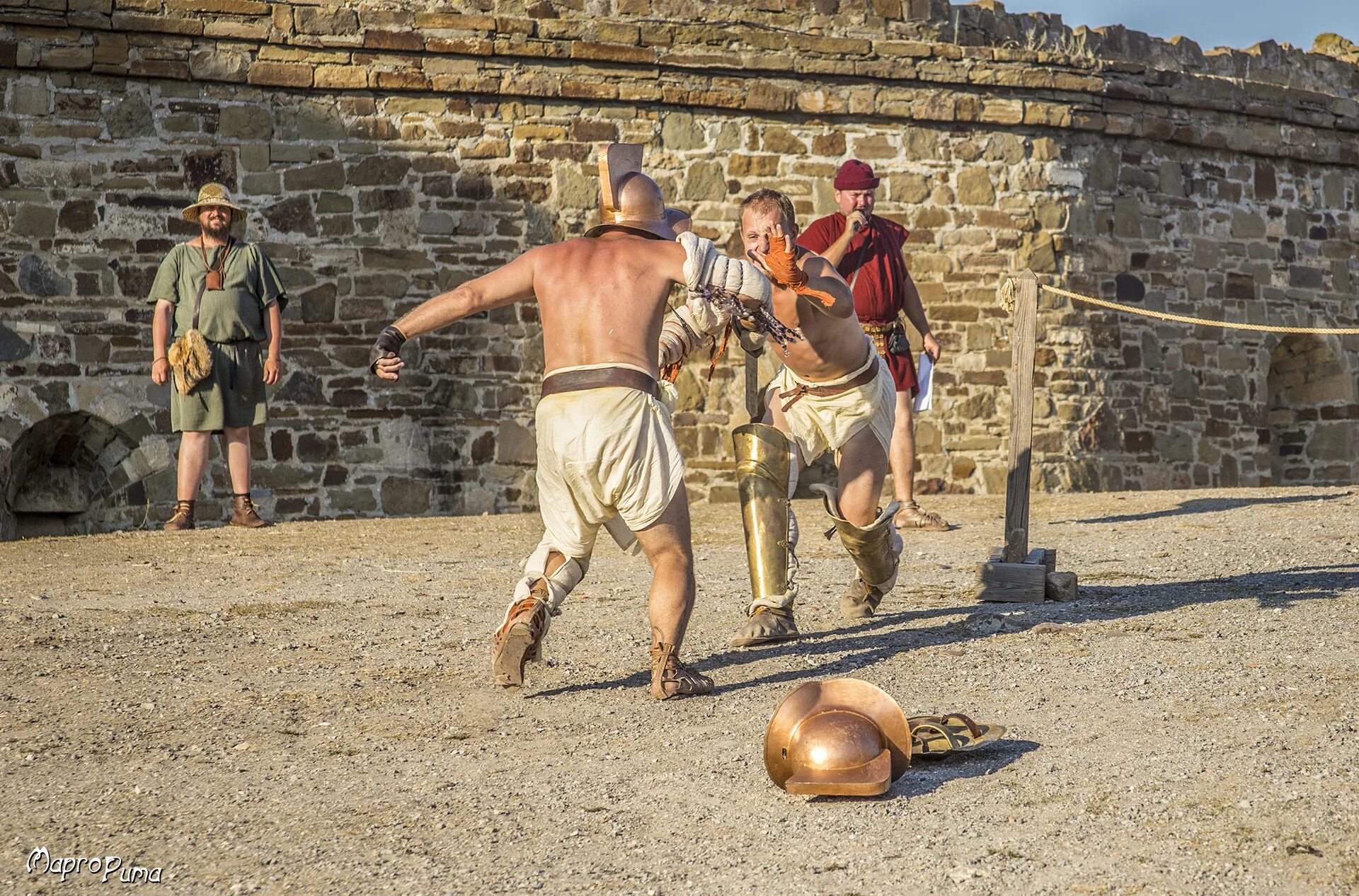 Где сражались гладиаторы. Гладиаторские бои в древнем риме. Гладиаторские бои в колизее. Колизей спартак гладиатор. Гладиатор фото.