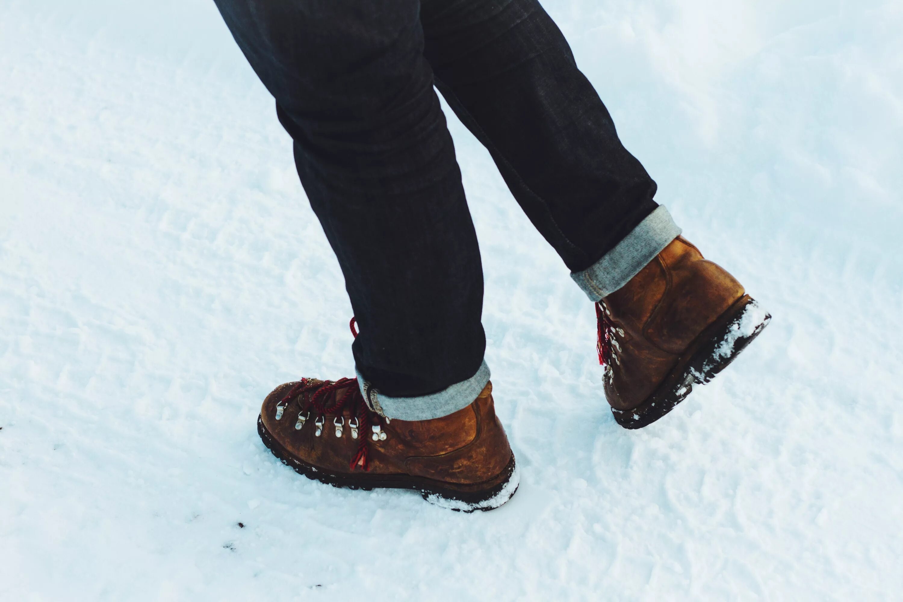 Walking snow rum перевод. Мужская зимняя обувь на ноге. Ботинки в снегу. Зимние ботинки мужские на ноге. Ноги зимой.