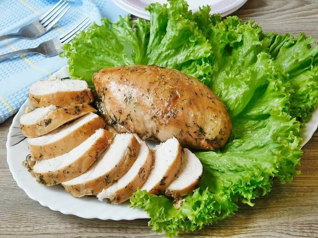 Сколько запекать куриное филе. Филе курицы в духовке. куриное филе запеченное в духовке. куриное филе в фольге. куринон филе к в духовке.