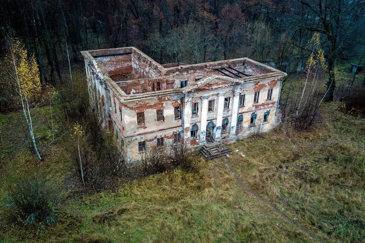 Усадьба разрушенные усадьбы. Заброшенная усадьба Гребнево. Усадьба Гребнево призраки. Усадьба Гребнево Трубецкой Холл. Усадьба Гребнево заброшка.