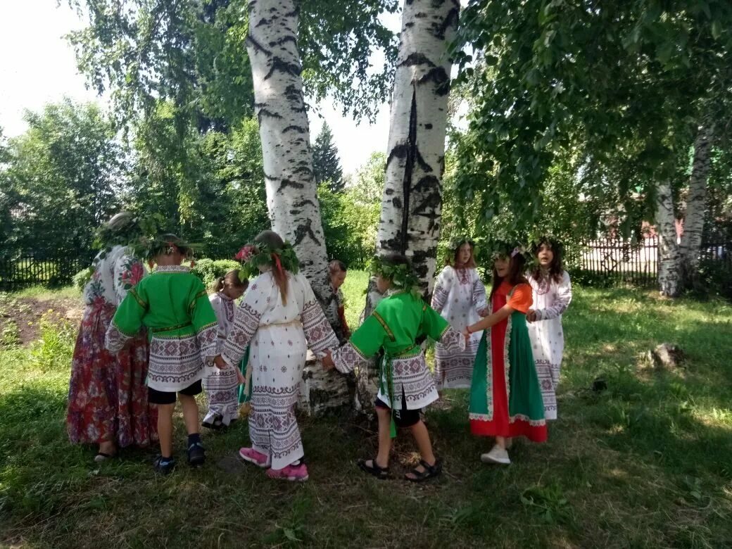 Троица березка. Праздник русской Березки. Троица береза. Праздник Берёзки Троица. Троица берёза гуляние.