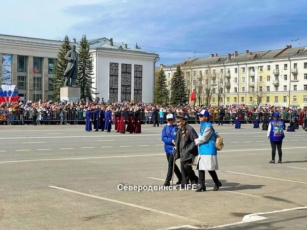 Типичный северодвинск лайф. С праздником Северодвинск. 9 Мая Северодвинск. Площадь Просянкина Северодвинск. Северодвинск.