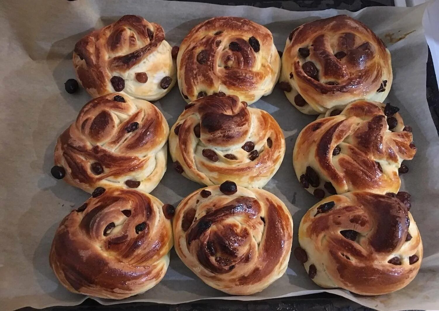 Булочки сдобные пошагово с фото. Булочки с изюмом. Красивые булочки с изюмом. Булочки с изюмом из дрожжевого. Формовка булочек с изюмом.