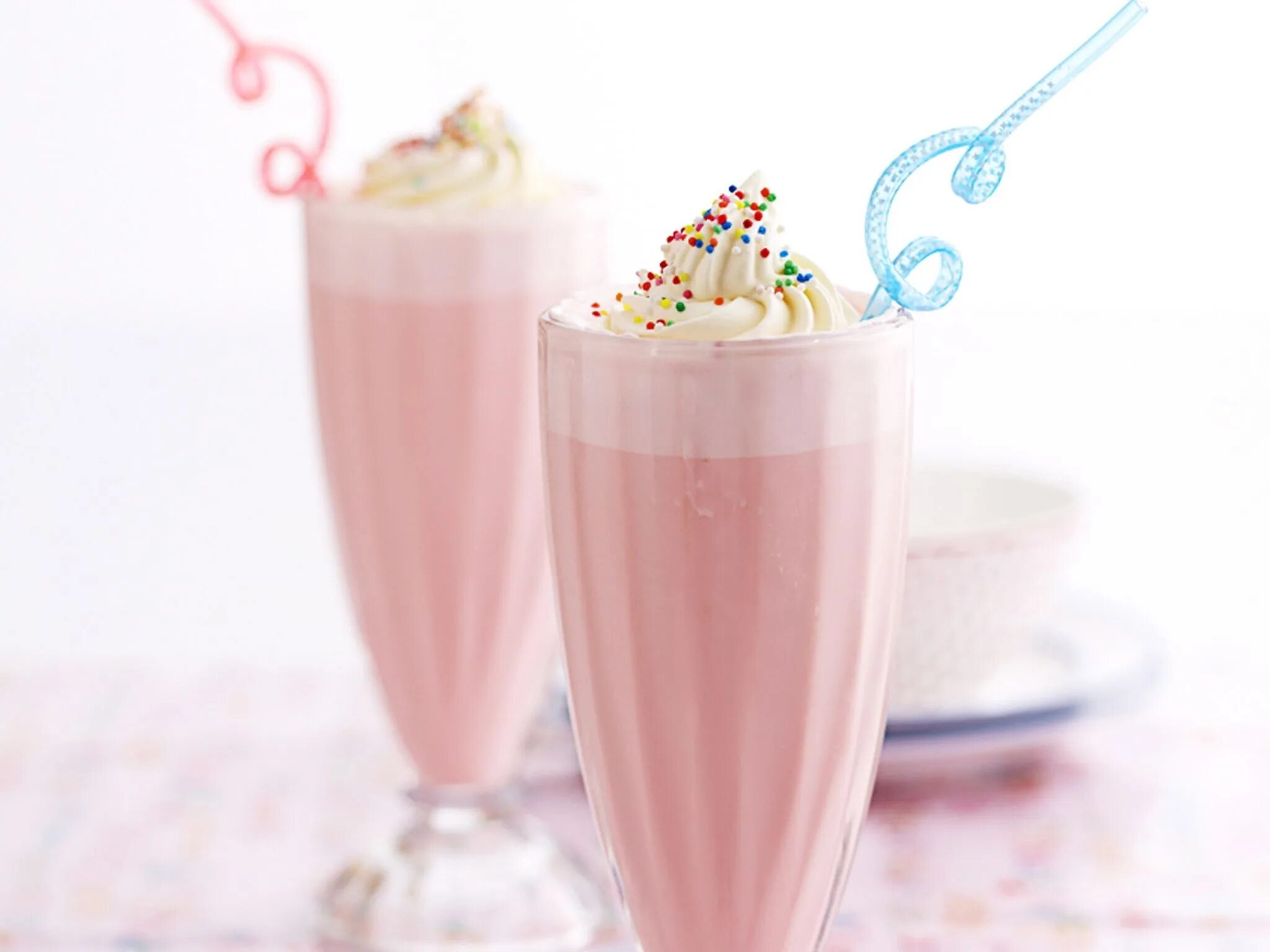 Milkshake перевод. Коктейль клубничный милкшейк. Фруктовый Милк Шейк. Милк Шейк коктейль клубничный. Молочные коктейли Милк Шейк.