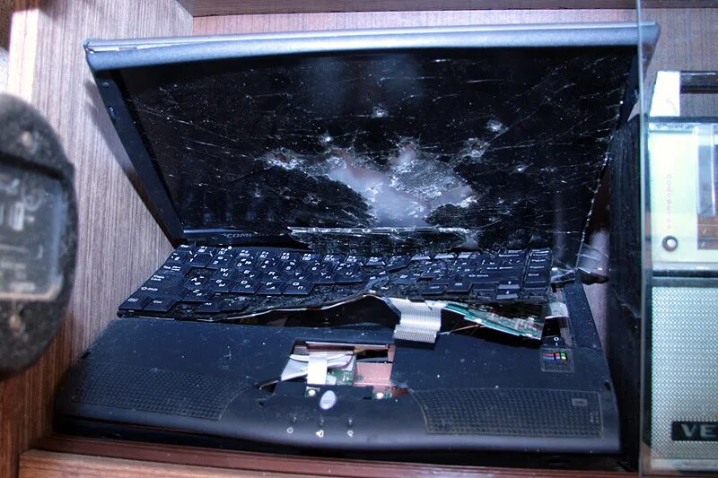Разбил пк. Сломанный ноутбук. Разбитый ноут. Разбитые Ноутбуки. Разбитый компьютер.