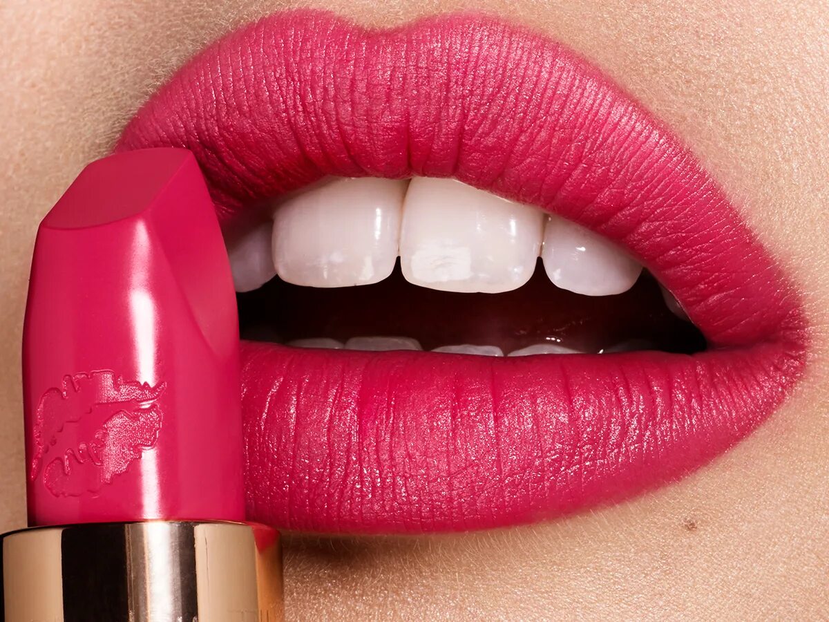 помада холодный розовый. перманентный макияж губ малиновый цвет. помада. малиновая помада. розовая помада.