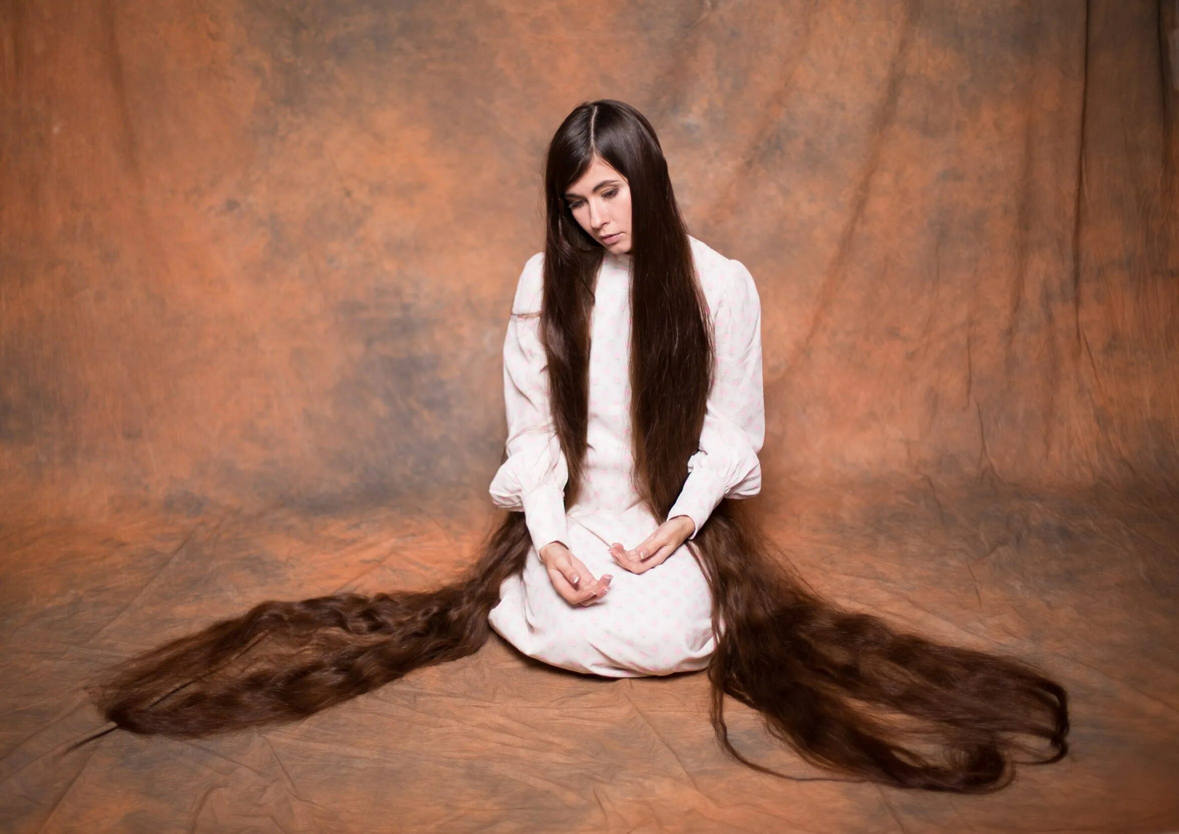 К чему снится красивые длинные. Алия Насырова длинные волосы. Алия Насырова самые длинные волосы. Алия Насырова длинная коса. Алия Насырова Рапунцель.