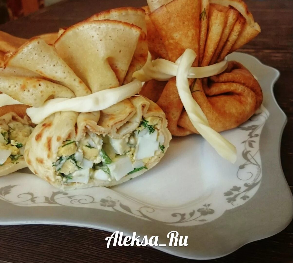 Кулечки из блинов с начинкой. Мешочки из блинов. Блины мешочки с начинкой. Блины мешочком с начинкой рецепты с фото. Блины мешочком с начинкой рецепты с фото.