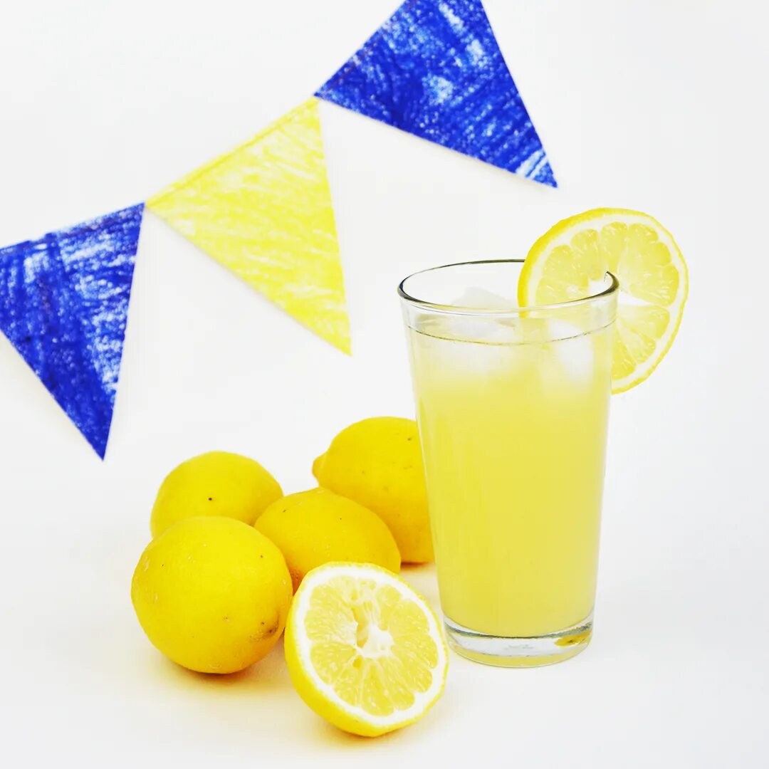 Вода лимон сахар лимонад. Лимонад. Желтый лимонад с собой.