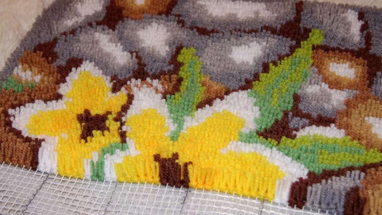 Ковровая техника наборы. Ковровая вышивка узелковая техника. Ковровая вышивка МК. Петельная вышивка в ковровой технике. Коврик с вышивкой.