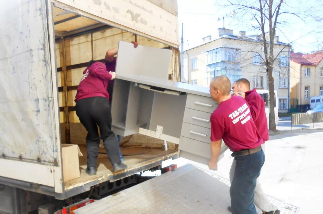 перевоз мебели. перевозка мебели с грузчиками московская область. квартирный переезд. переезд. грузчики шкаф.