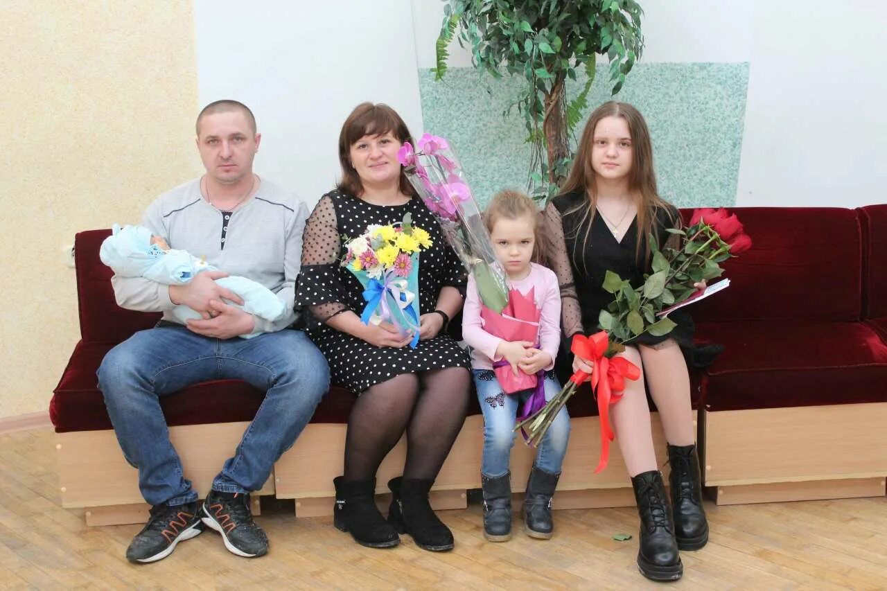 Семья шишкиных жила. Шишкины многодетная семья. семья шишкиных из воронежской области многодетная. многодетная семья шишкиных из воронежской области 20 детей. семья шишкиных из воронежской области.