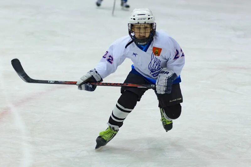 хоккей дети. маленькие хоккейные. мальчик хоккеист. хоккей дети тренировка. детский хоккей.