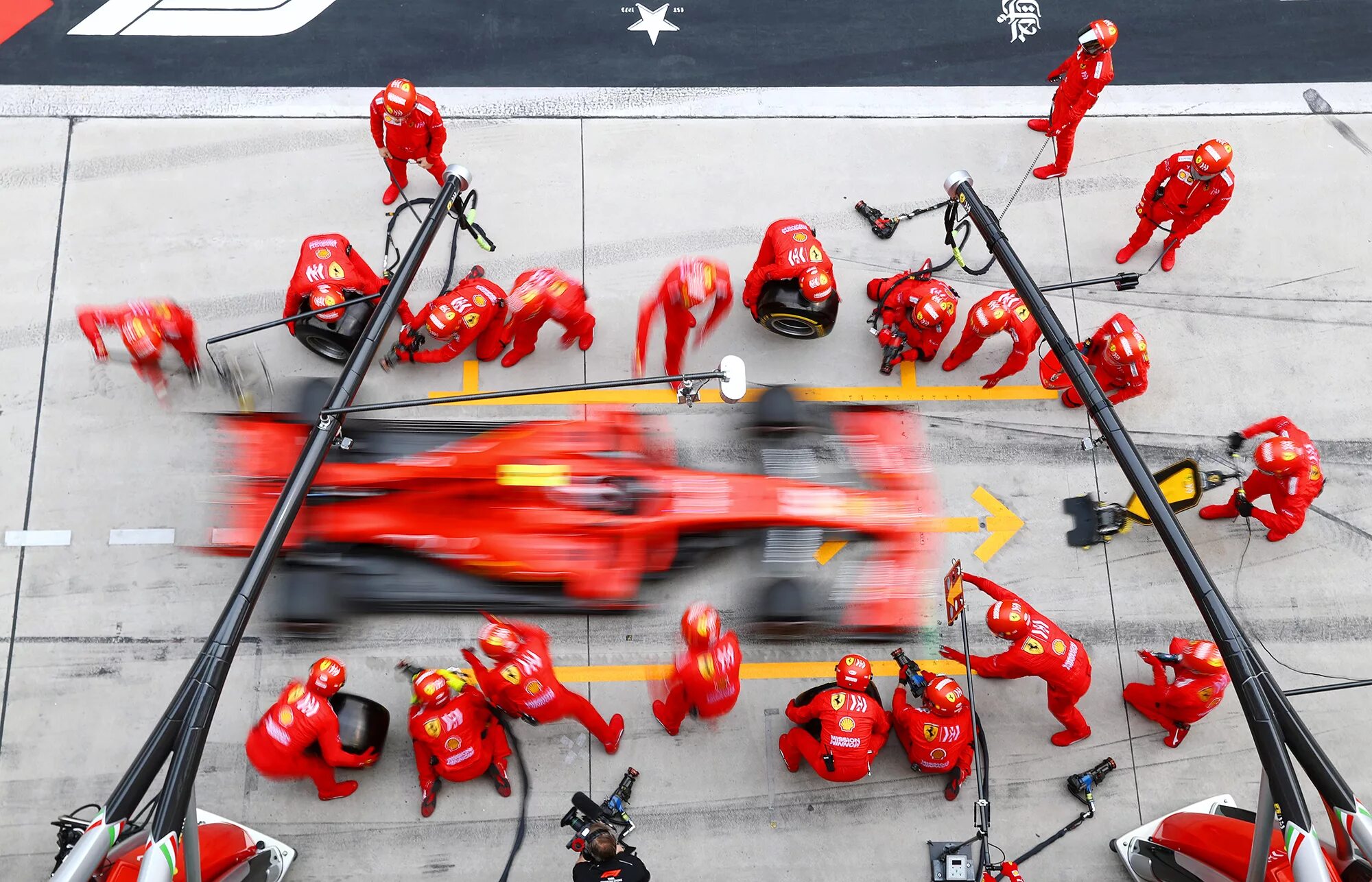 Пит стоп работает. Формула 1 пит стоп. формула 1 пит стоп команда. ferrari пит стоп. ferrari f1 пит стоп.
