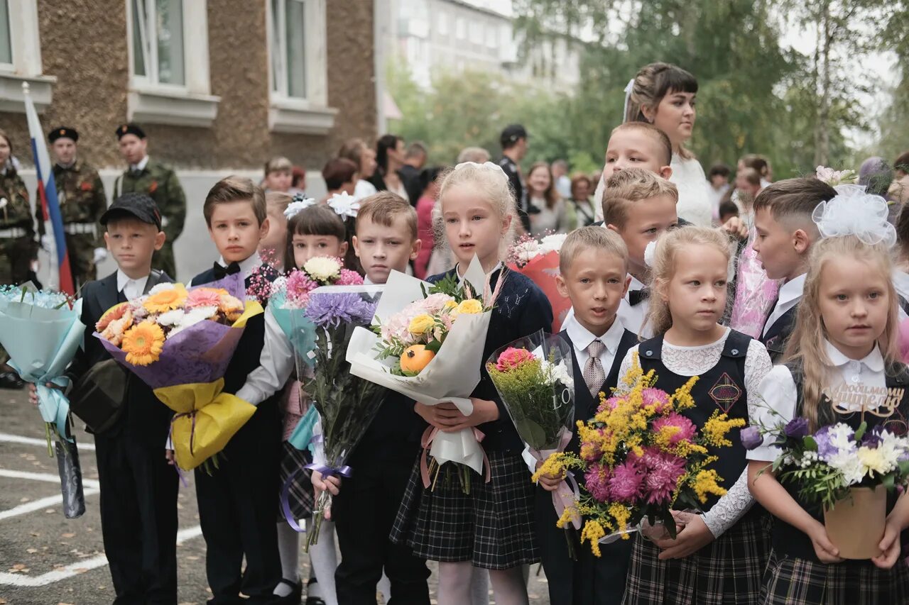 Школа 1 Ревда. Букет школьника. Дети на линейке 1 сентября. Школа 29 ревда