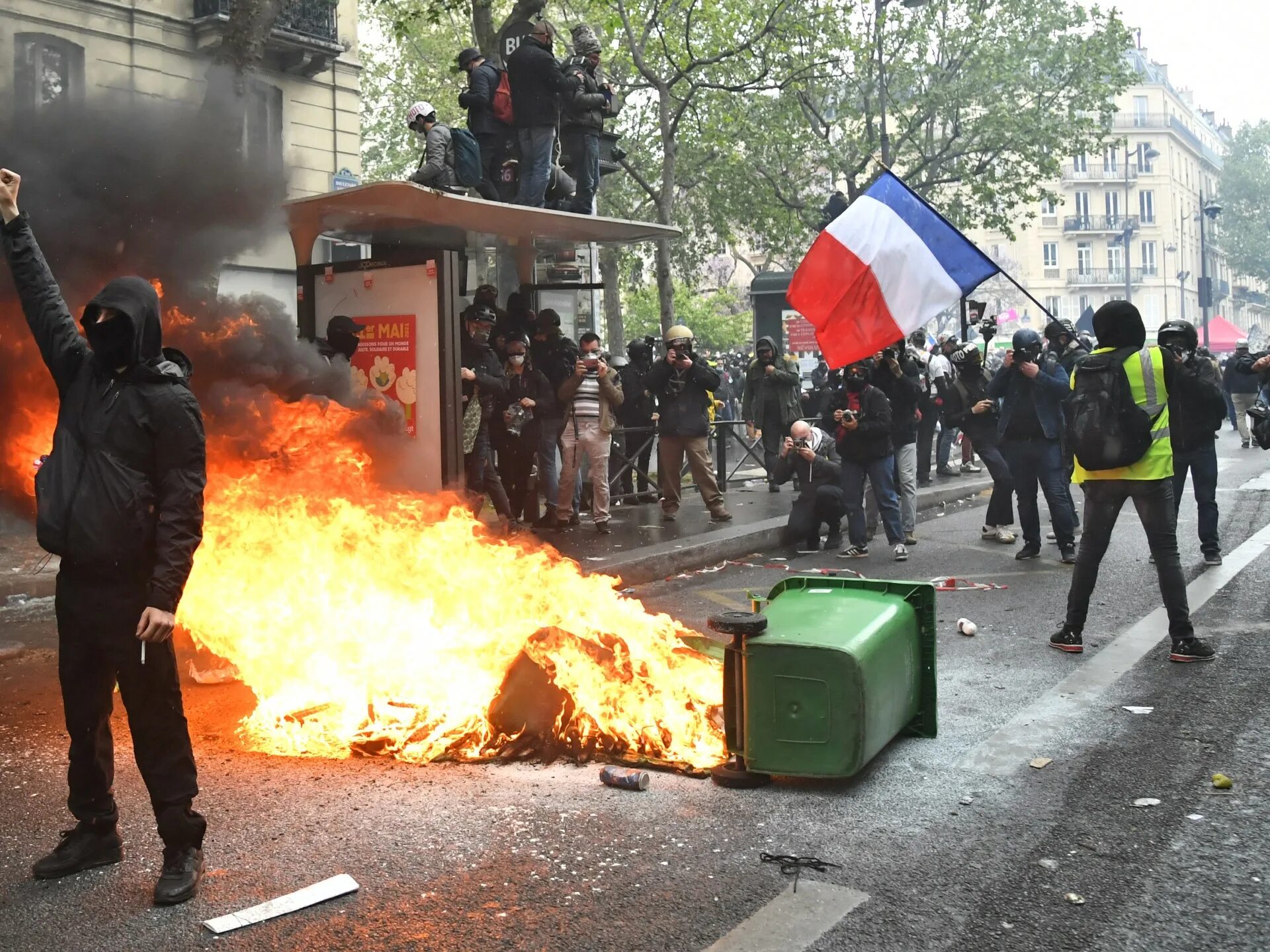 Массовые беспорядки во Франции 2023. Массовые беспорядки в Париже. Демонстрации в Париже.
