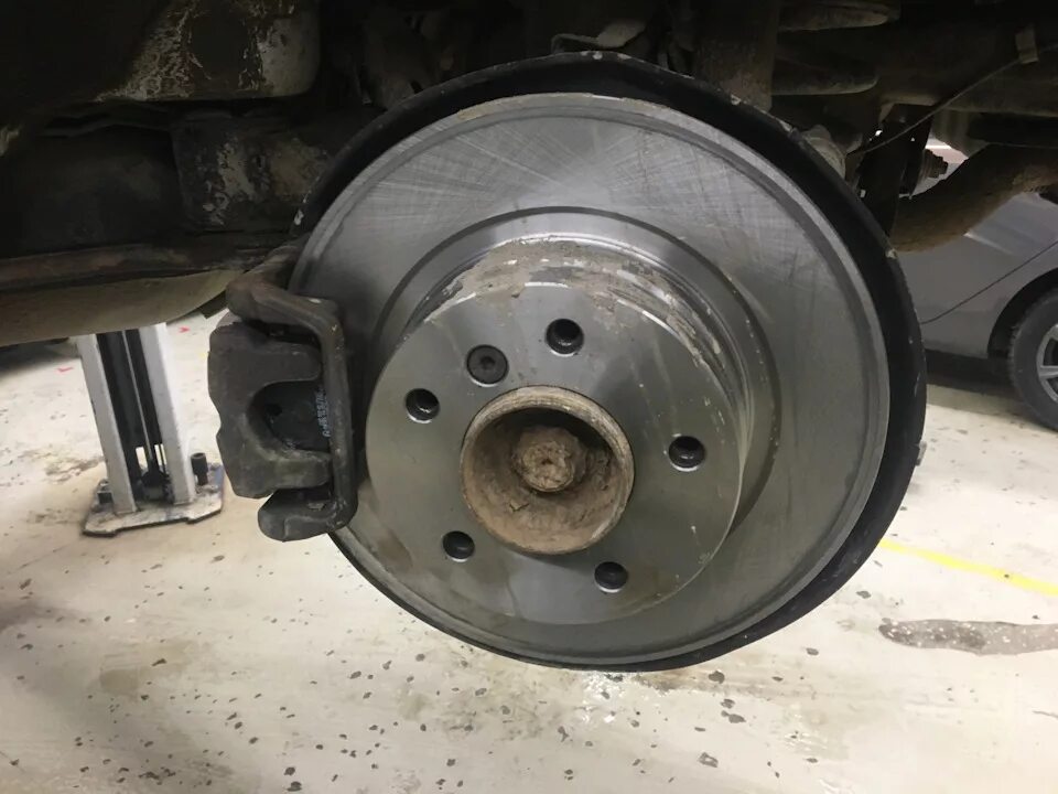 Задний левый тормозной диск. Щиток тормозного диска передний левый ниссан кашкай j10. Задний левый тормозной диск. Передний тормозной диск на mitsubishi pajero pinin. Bmw e71 замена задних тормозных колодок.