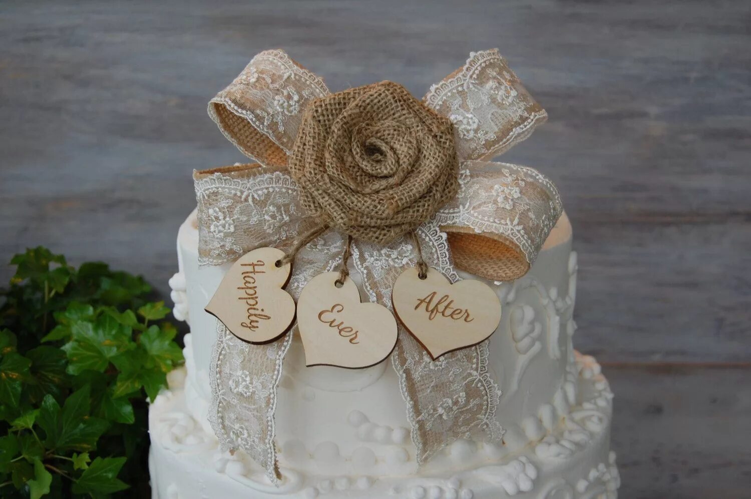 Невесте 4 года. Торт на льняную свадьбу. Торт в стиле рустик на свадьбу. Тортик на льняную свадьбу. Декор торта на льняную свадьбу.