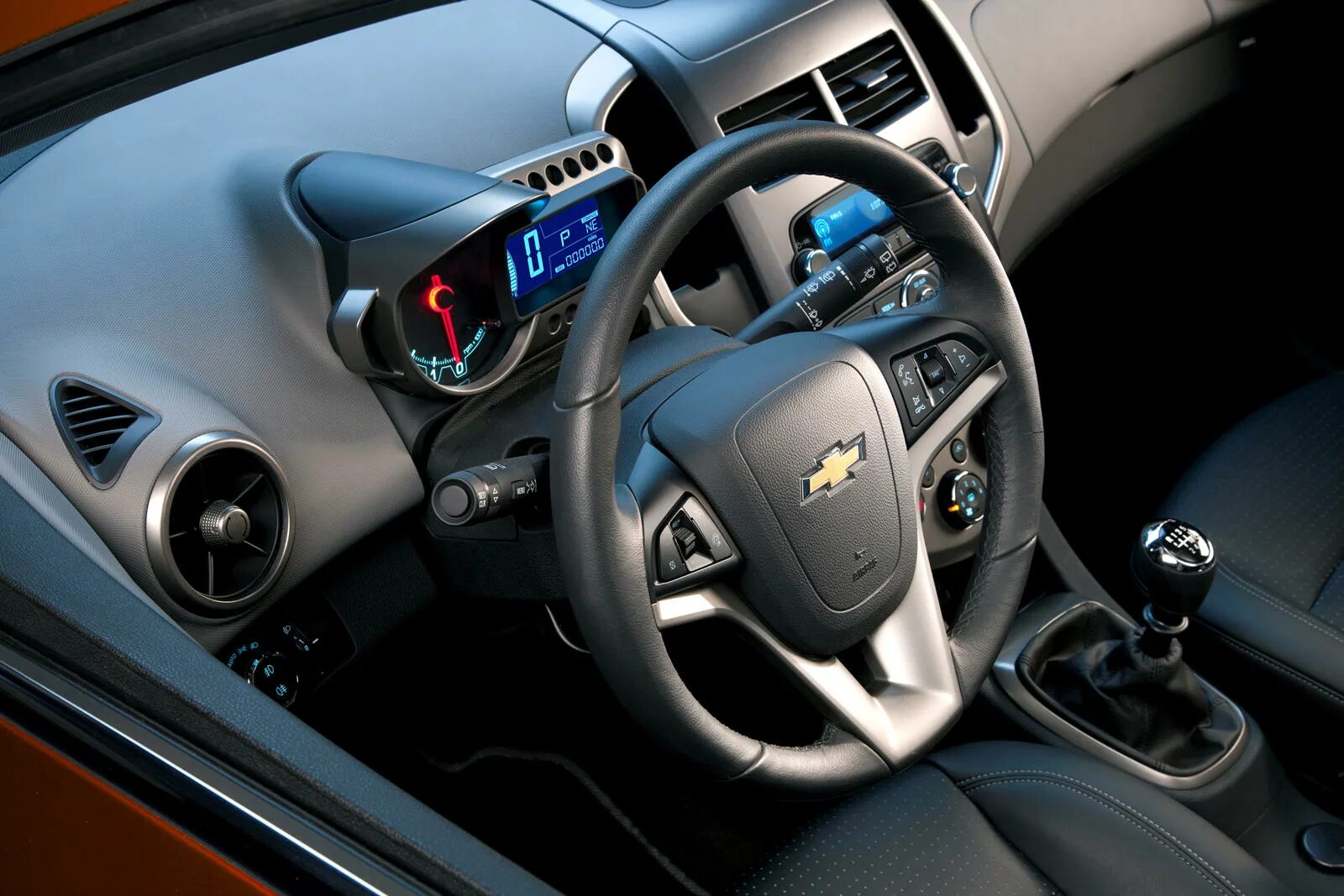 Шевроле хэтчбек салон. Chevrolet Aveo 2012 седан салон. Chevrolet Aveo t300 хэтчбек салон. Шевроле Авео седан 2012 салон. Chevrolet Aveo Sonic 2012 салон.