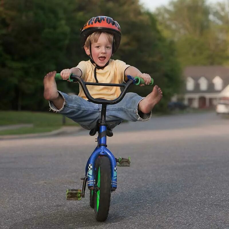 Велосипедист ребенок. Children Ride a Bike. Child in a Bicycle Helmet. Learn Ride a Bike.