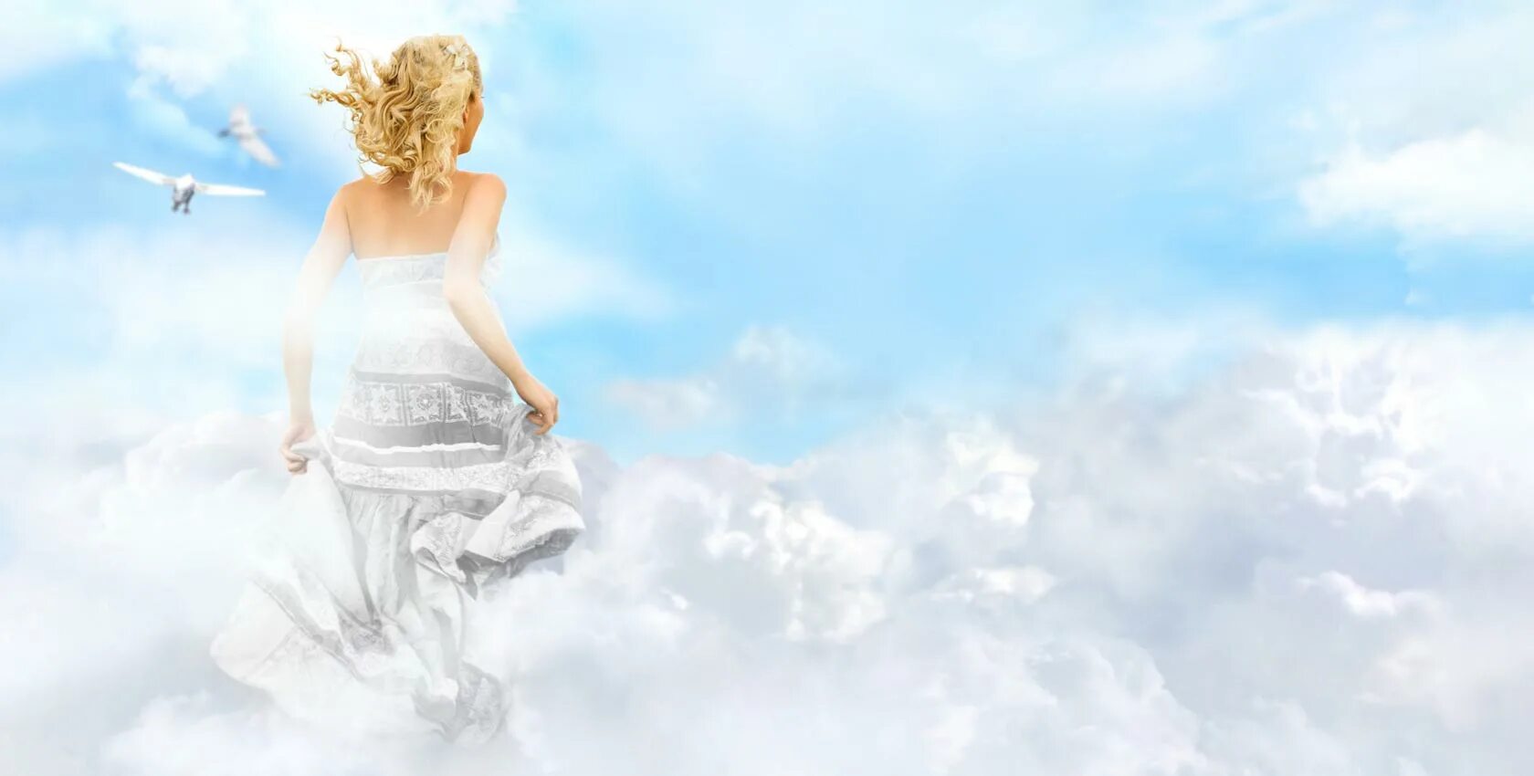Песня что такое любовь это бег облаков. Девушка бежит по облакам. Бегущая по облакам. Бегущие облака. Бег по облакам.