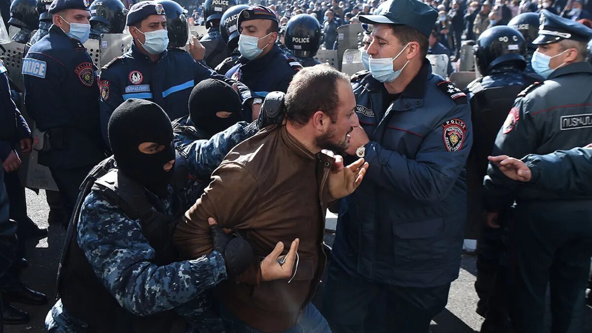 Вести армяне. Митинг Армении против Пашиняна. Полиция Армении 2022. Митинг в Армении 2020. Митинг оппозиции в Ереване.