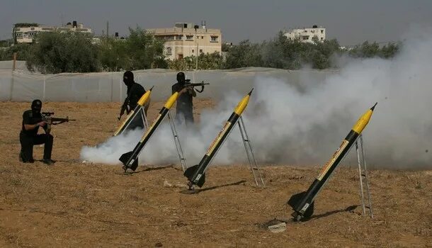 Самодельные палестинские ракеты. Палестинские ракеты. Палестинские ракеты. Ракеты палестины. Палестинские ракеты кассам.