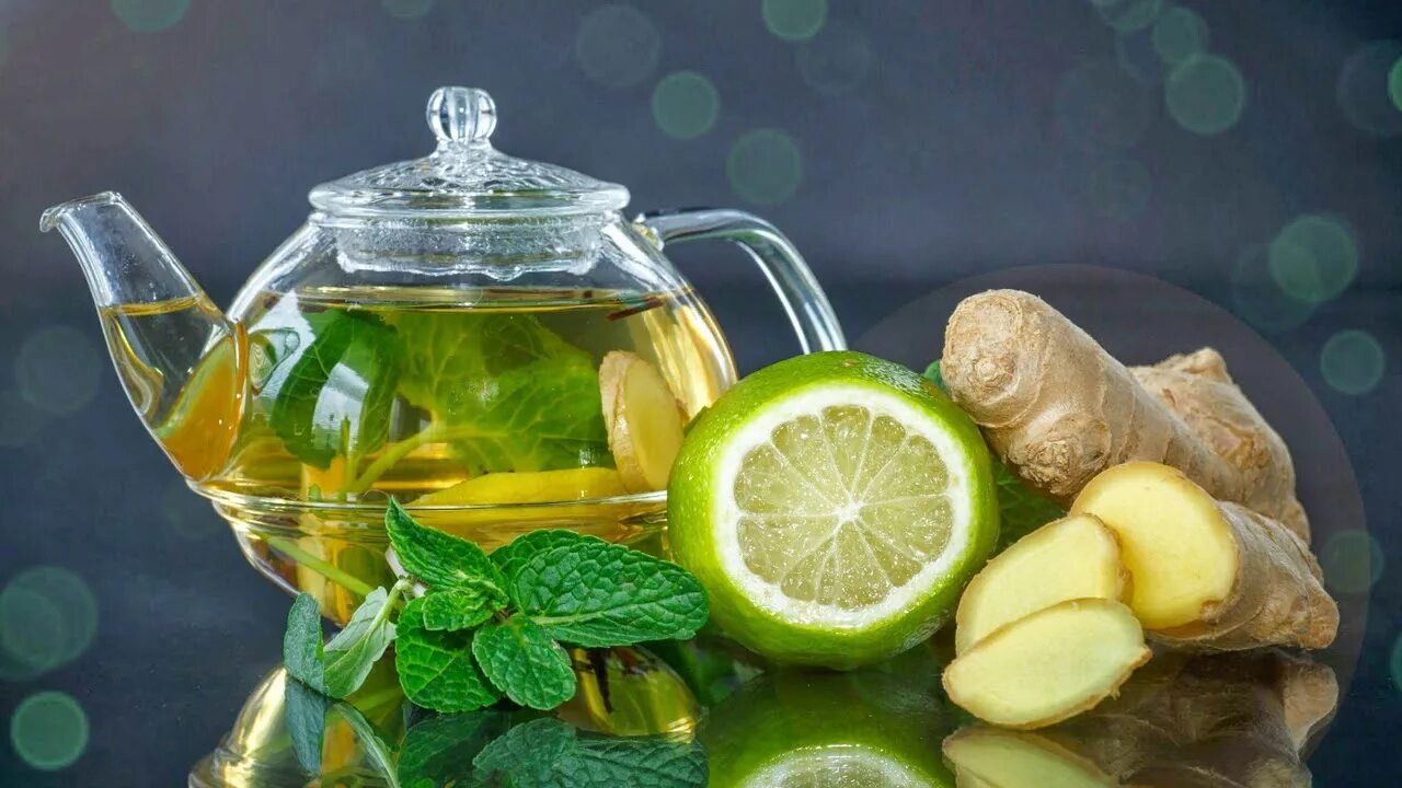 Лайм в чай. Лайм мята чай зеленый. Зеленый чай лимон с имбирем. Имбирный чай. Чай с лимоном и мятой.