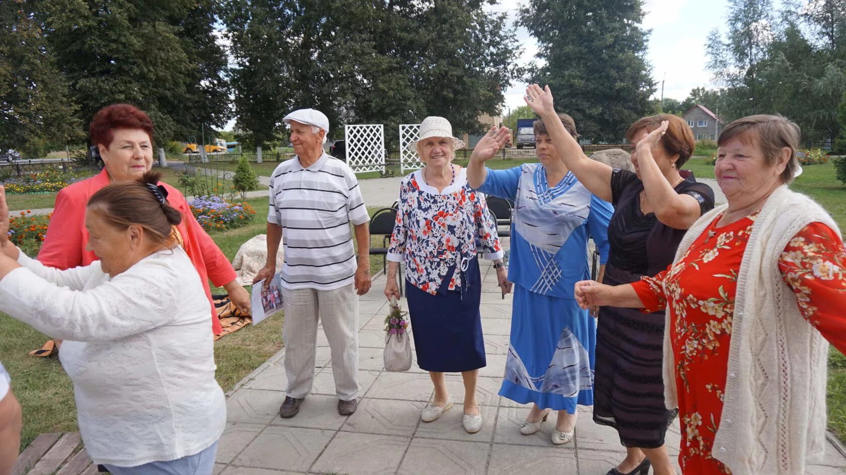 Людиново подслушано новости вконтакте. РДК Людиново. Дом культуры Людиново. Подслушано Людиново 40. Люди Людиново.