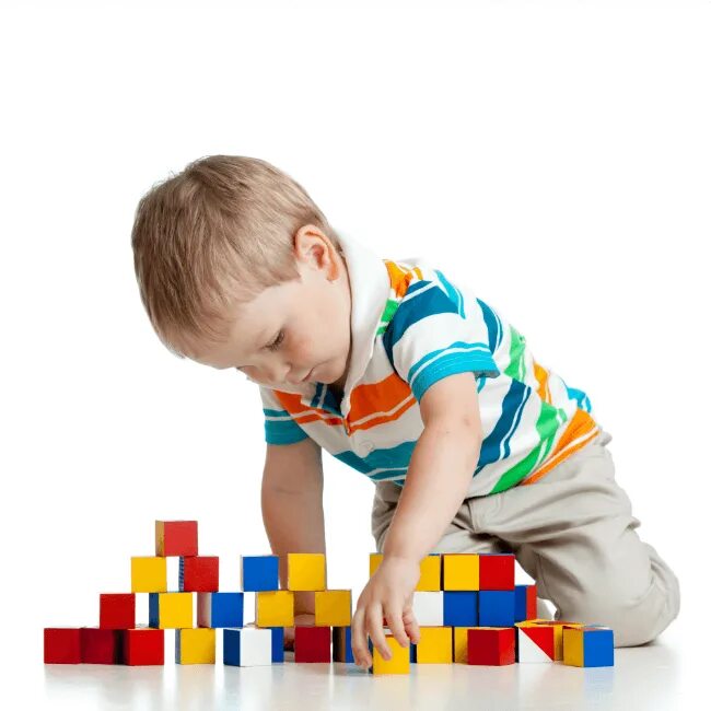 Кубики для детей. Дети играющие в конструктор. Мальчик с кубиками. Ребенок собирает кубики. Develop kinder