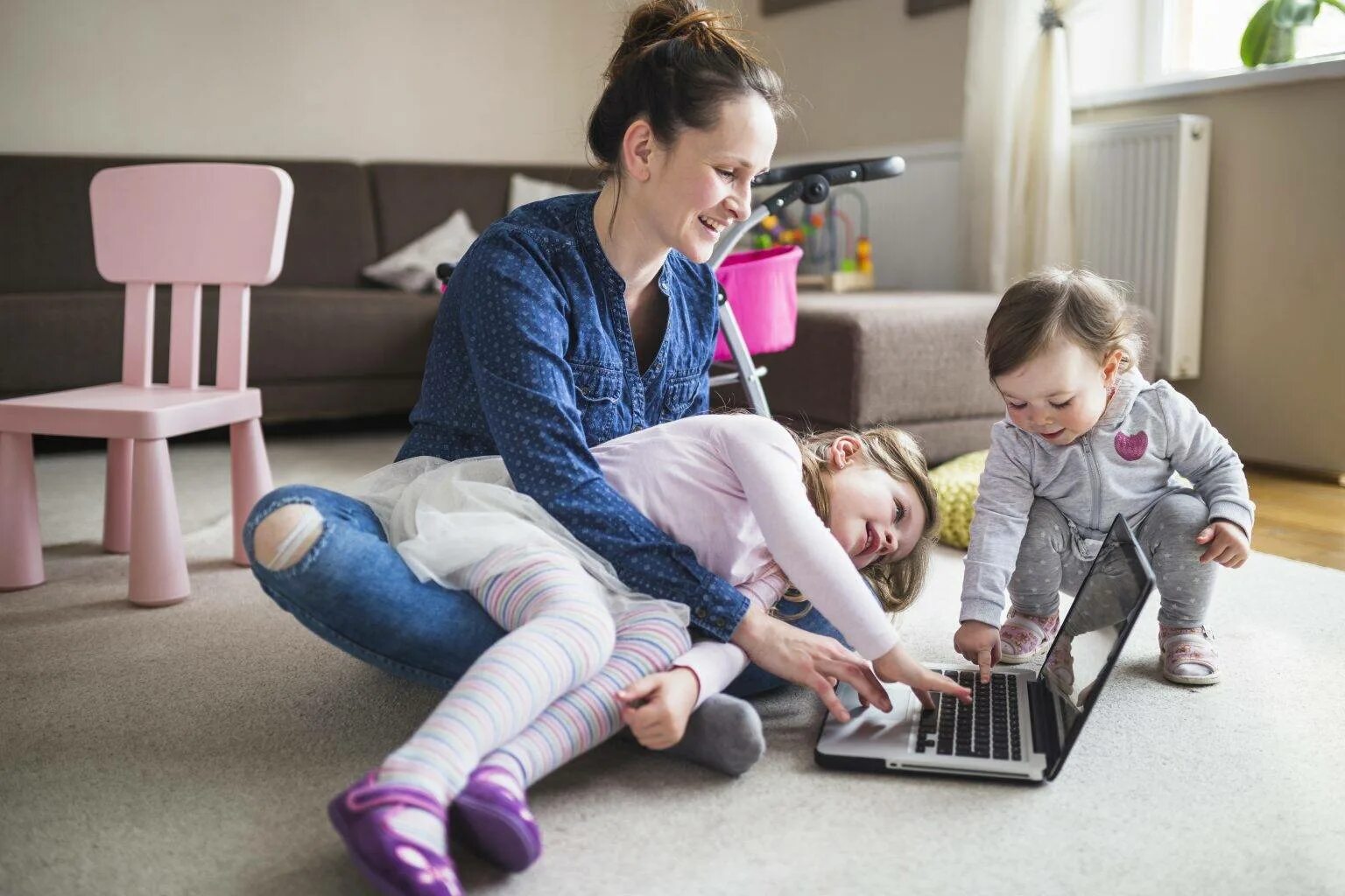 Живу с матерью не работаю. Дети дома. Мама с ребенком у компьютера. Компьютер для детей. Мать с ребенком за компьютером.