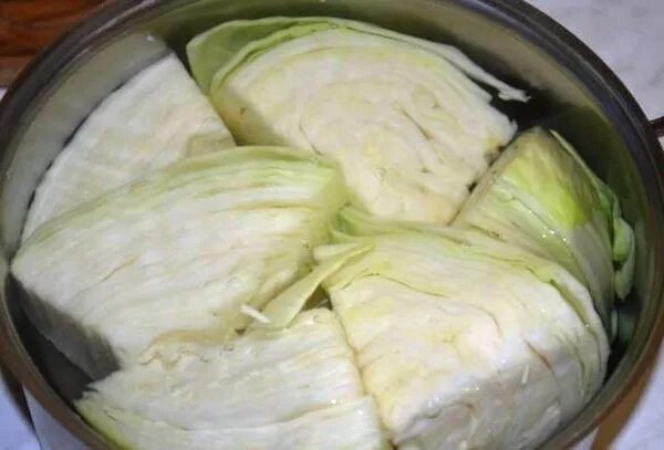 Капуста крупными кусками. Капуста в горячем рассоле. Капуста квашеная четвертинками. Соленая капуста кусками. Соленая белая капуста.