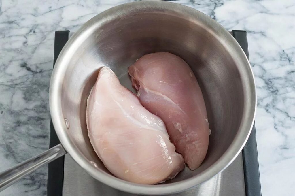 Сколько варить грудку в воде. Куриная грудка в кастрюле. курица варится. вареная грудка. отварить куриное филе.